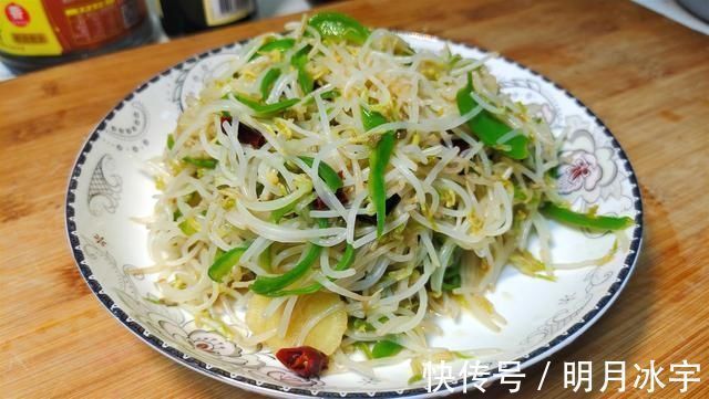 饭店“炒绿豆芽”为啥那么好吃原来多做这1步,豆芽脆爽又入味
