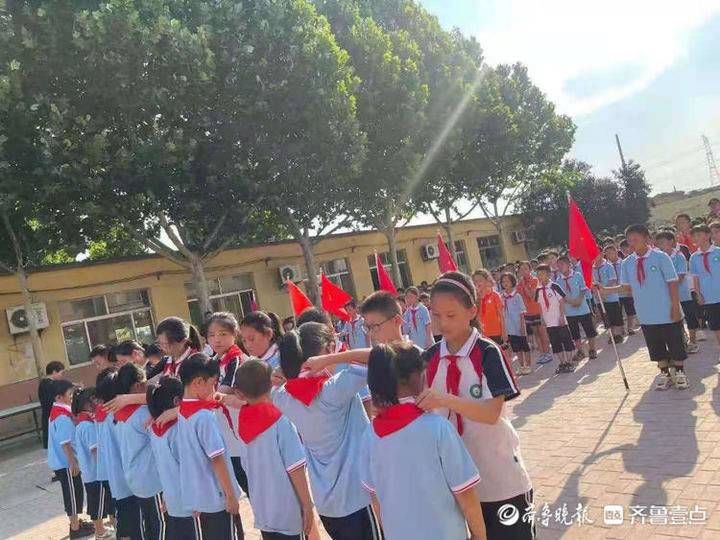 道口铺街道中心学校闫邵屯小学|道口铺街道中心学校闫邵屯小学举行新少先队员入队仪式