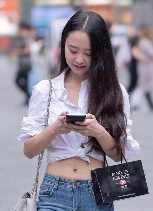 白色衬衫|紧身牛仔裤搭配白色衬衫，细微身段基础遮不住，如许穿又纯又飒