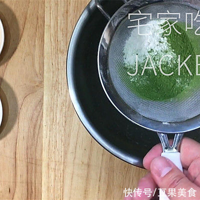 白巧克力|抹茶流心蛋糕，一勺挖下去，暖胃又暖心，大爱抹茶