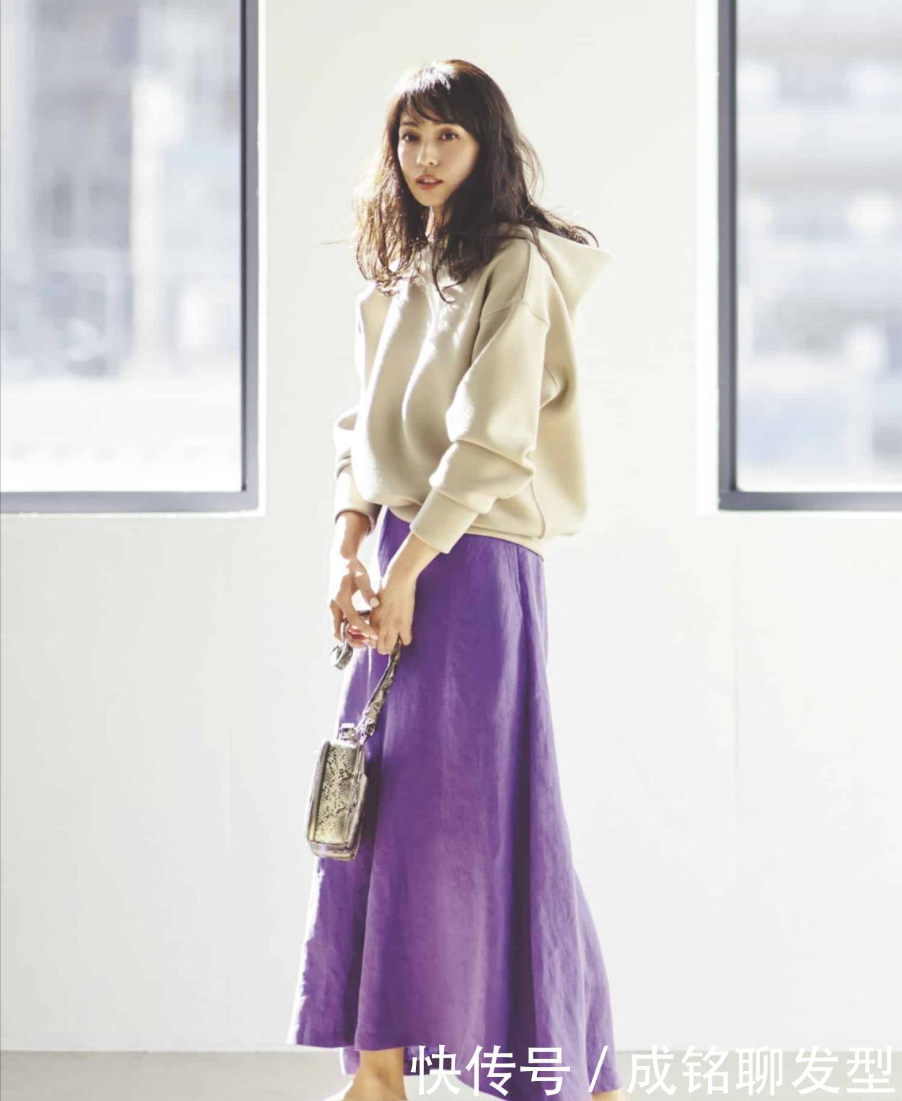 开春别总穿裤装,今年流行“卫衣+半身裙”,时尚优雅又显年轻