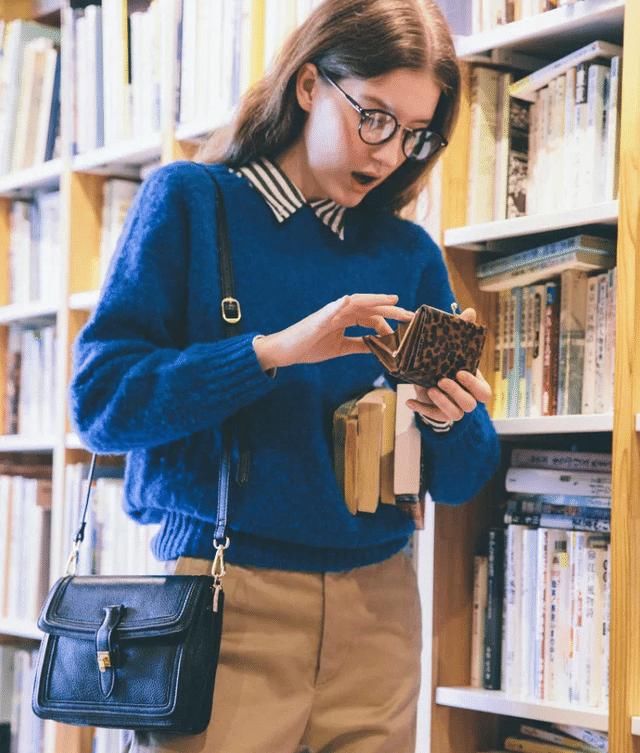 ?女人过了45岁,出门少穿这3种“装嫩色”,显胖俗气还掉价