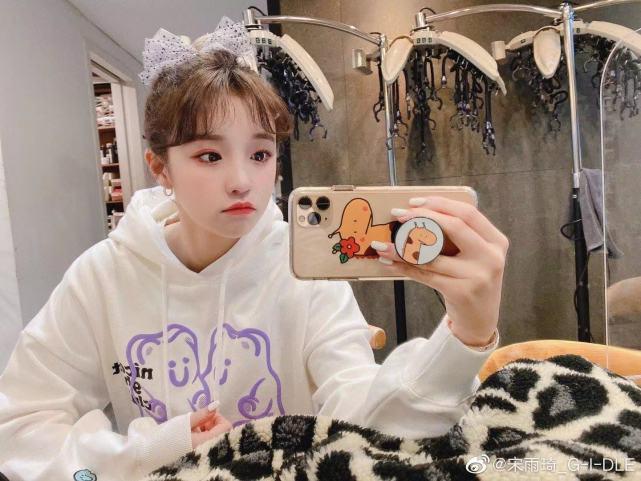 宋雨琦 宋雨琦打baby面部后,被曝在后台把开水倒助理身上,做事嚣张