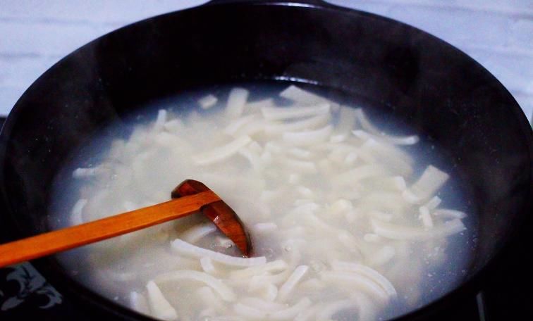  猪皮|做猪皮冻，不能直接焯水！多做1步，晶莹剔透，爽滑Q弹，没腥味