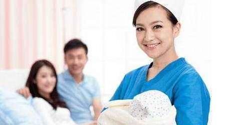 宝妈|坐月子，要请月嫂还是老人帮忙，月嫂一些利弊你要知道