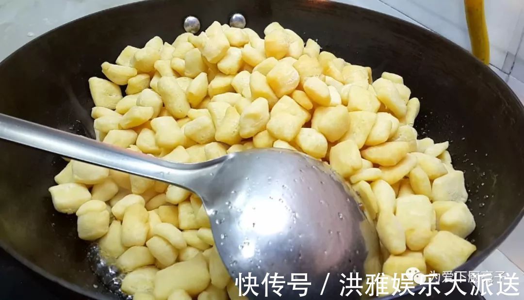红枣|5个鸡蛋，1斤面粉，锅里一炒，做出创意小零食，比蛋糕好吃十倍