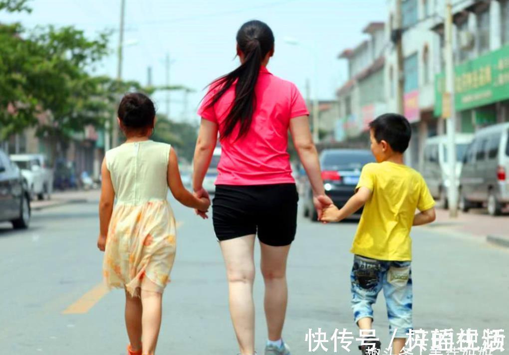 二胎|大一新生放假回家,发现父母偷偷生了二胎,反应让人心疼