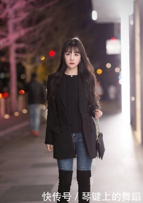 整体|街拍打底裤美女的搭配使得整体魅力提升,展现甜美气息