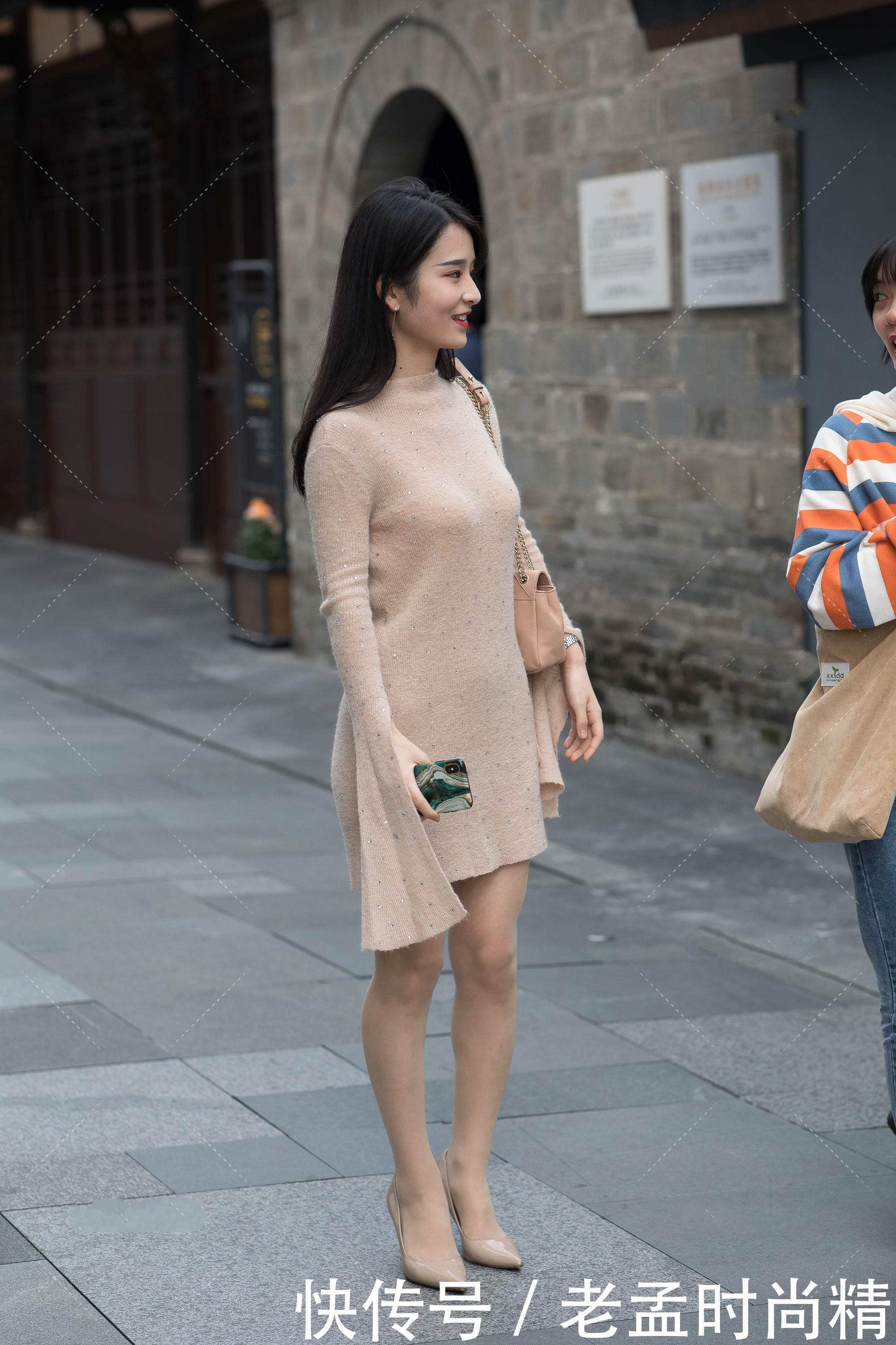 街拍:裸色针织裙穿出女神范儿, 保暖又舒适