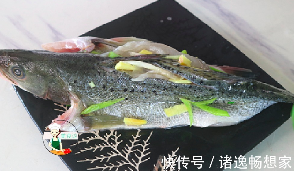 鲈鱼|清蒸鱼时,不能放盐和料酒,大厨教你蒸鱼3技巧,鱼肉鲜嫩不腥气