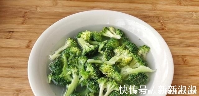 木耳炒鸡蛋|鸡蛋和这3样蔬菜一起炒,营养又低脂,入春后我家1周吃5次,太鲜了