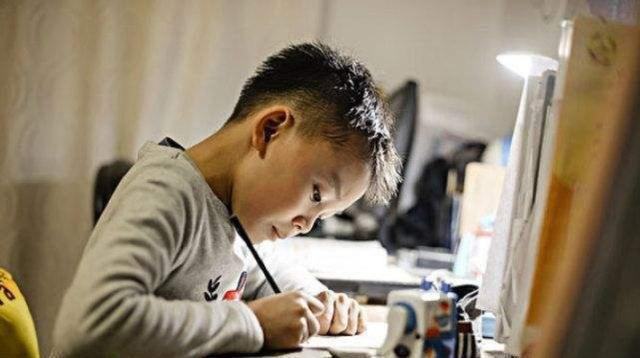 家长|熊孩子开小差,在名人画上动“手脚”,老师杜甫都被你气活了