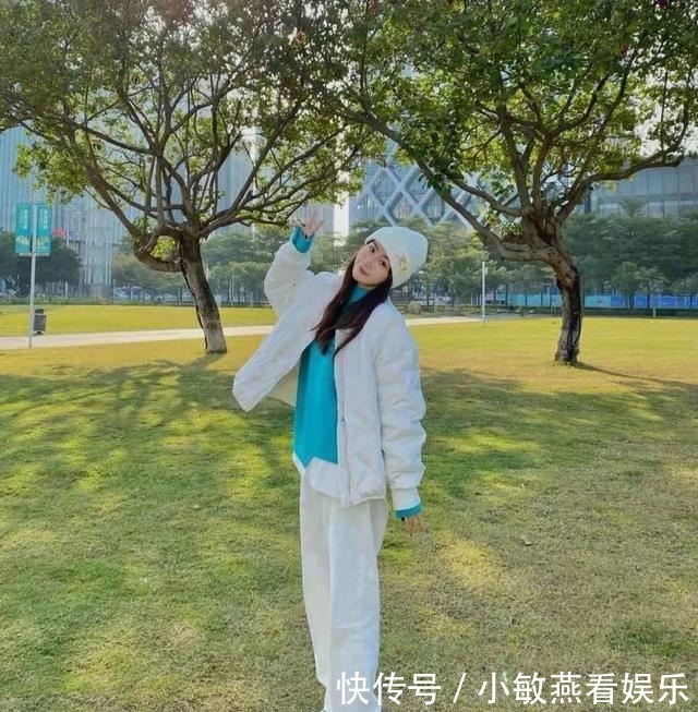 羽绒服+骑士靴,羽绒服+碎花裙,冬天这么穿又美又飒