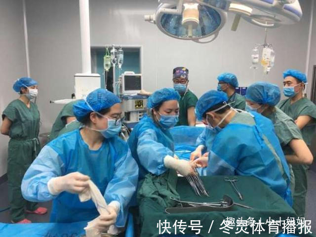 妇产科医生|孕妈在医院走廊突然生娃,急喊“快接住”,老公的表现让医生敬佩