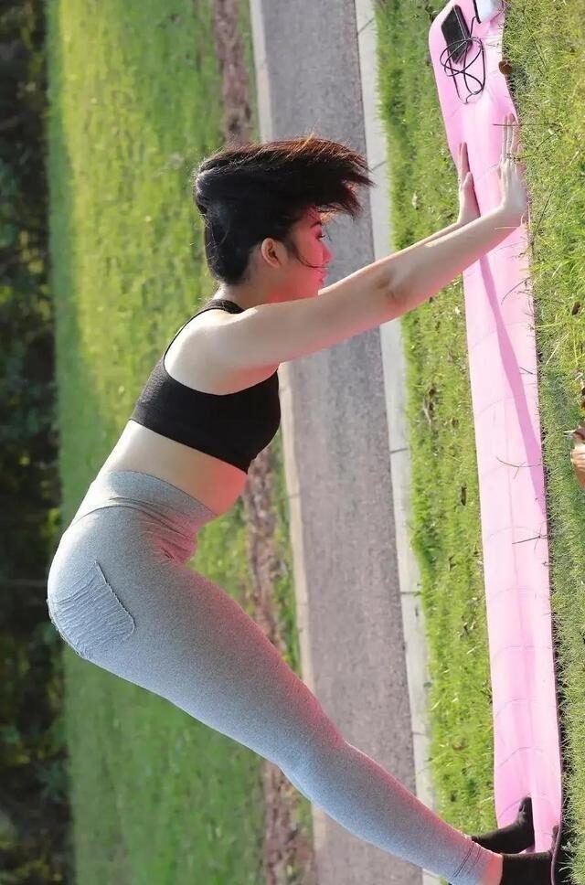 精致 打底裤穿搭凭颜色和质感让你脱颖而出,选择合身的裙型,清新可人