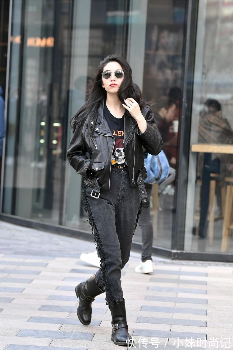 羽绒服|街拍:美女短款皮夹克搭配牛仔裤,非常个性,黑色皮短靴酷感十足