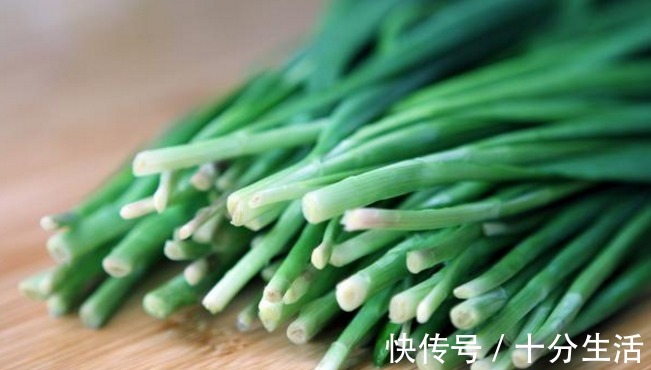 子宮|女人來大姨媽，多吃2種菜，多喝2杯水，排出污血，子宮更健康