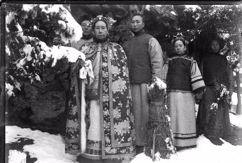 失火|皇帝大婚前皇宫失火,继续举行大婚仪式,用纸扎了个假大门