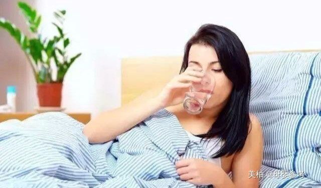 睡眠时间|怀孕之后喝水有讲究，要想胎儿发育好，有几个时间段补水要及时