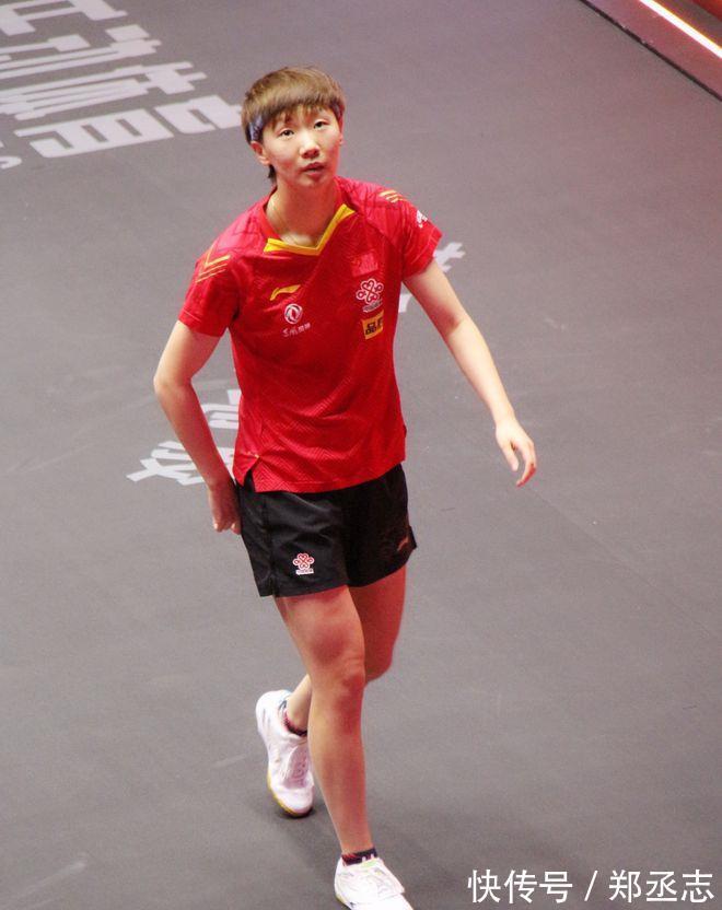 王曼昱|解說(shuō)員！伊藤美誠(chéng)新工作曝光，一邊看球一邊吐槽：我也能贏王曼昱