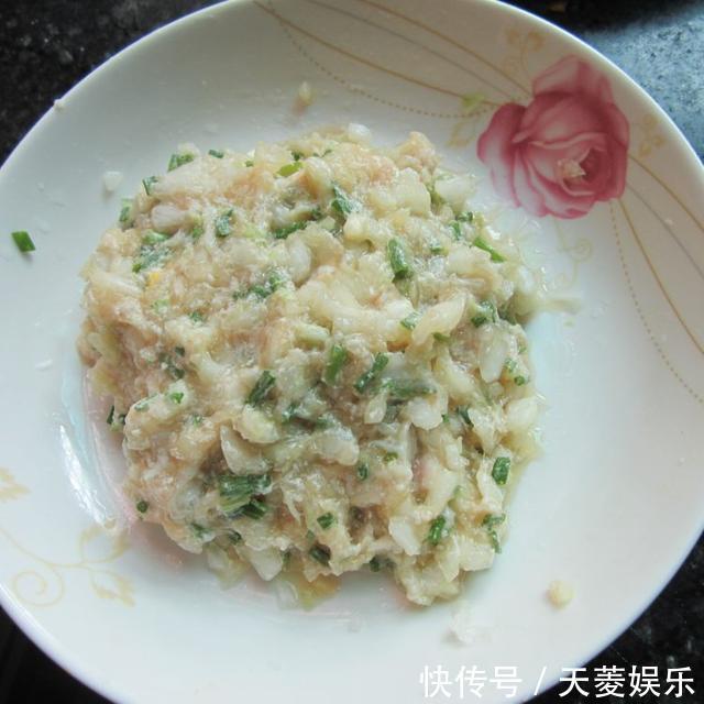白菜饺子此样调馅太好吃了，做法简单，味道鲜美，好吃停不下来