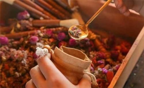 跑男九如山之行:蔡徐坤帶火木屋別墅木桶房,泥潭大戰(zhàn)代入感好強(qiáng)