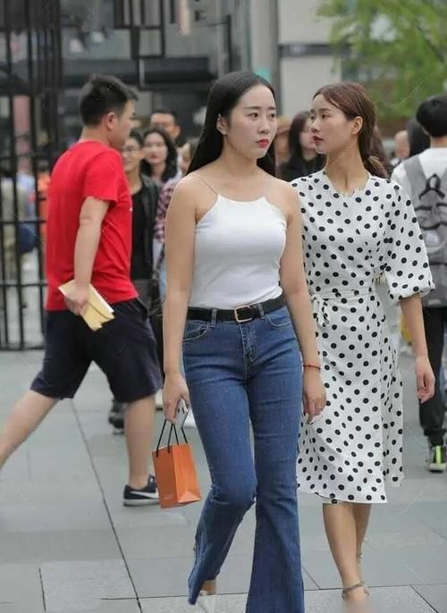 小姐姐 牛仔裤搭配简单的上衣，就能轻松，打造纤细双腿