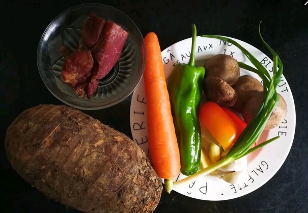 芋头|时蔬搭配腊肉和芋头，做出好吃一锅焖饭，饭菜一锅出，美味又方便