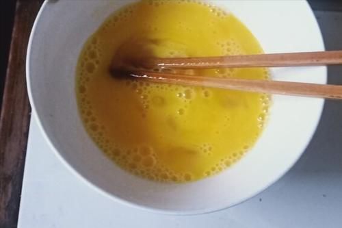 鲜嫩|炒丝瓜不要直接炒，下锅前多做2步，颜色翠绿不发黑，鲜嫩又入味