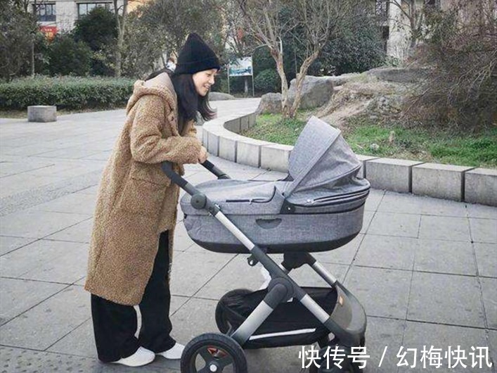 手推车|父母带孩子吃路边小吃,摊主不小心瞄到宝妈的挎包,心里不是滋味