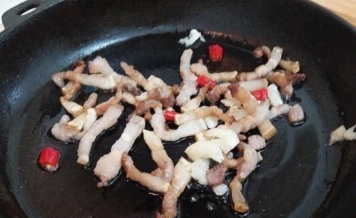 钙是番茄12倍,通便解毒除口臭,和五花肉一炒,香嫩爽脆超下饭