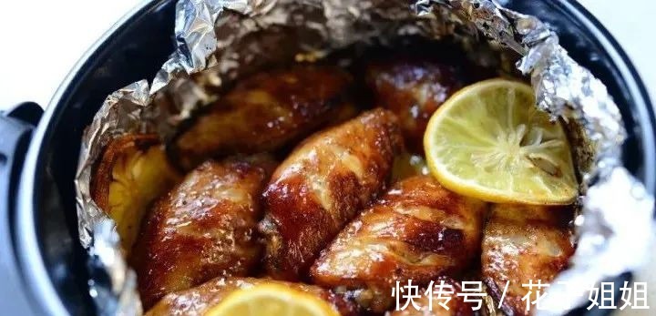 鸡翅|柠檬黑椒烤鸡翅，肉嫩多汁！好吃到停不下来！