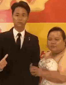 |搞笑GIF趣图:第一次去女友家,错把丈母娘当女友