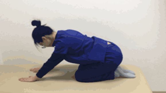 董卿连续录节目15小时，累到拼命揉腰，打工人都逃不过“腰痛定律”