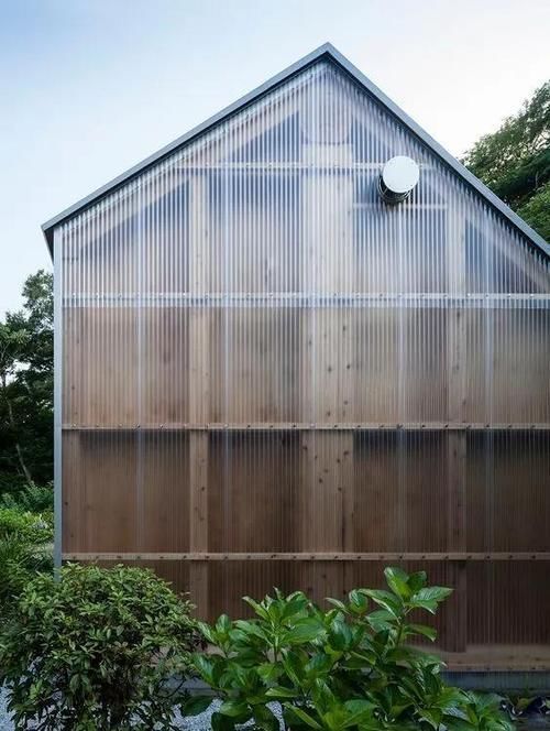 瓦楞塑料|外国人封阳台竟然这么封?不用玻璃改用塑料,三面采光超透亮