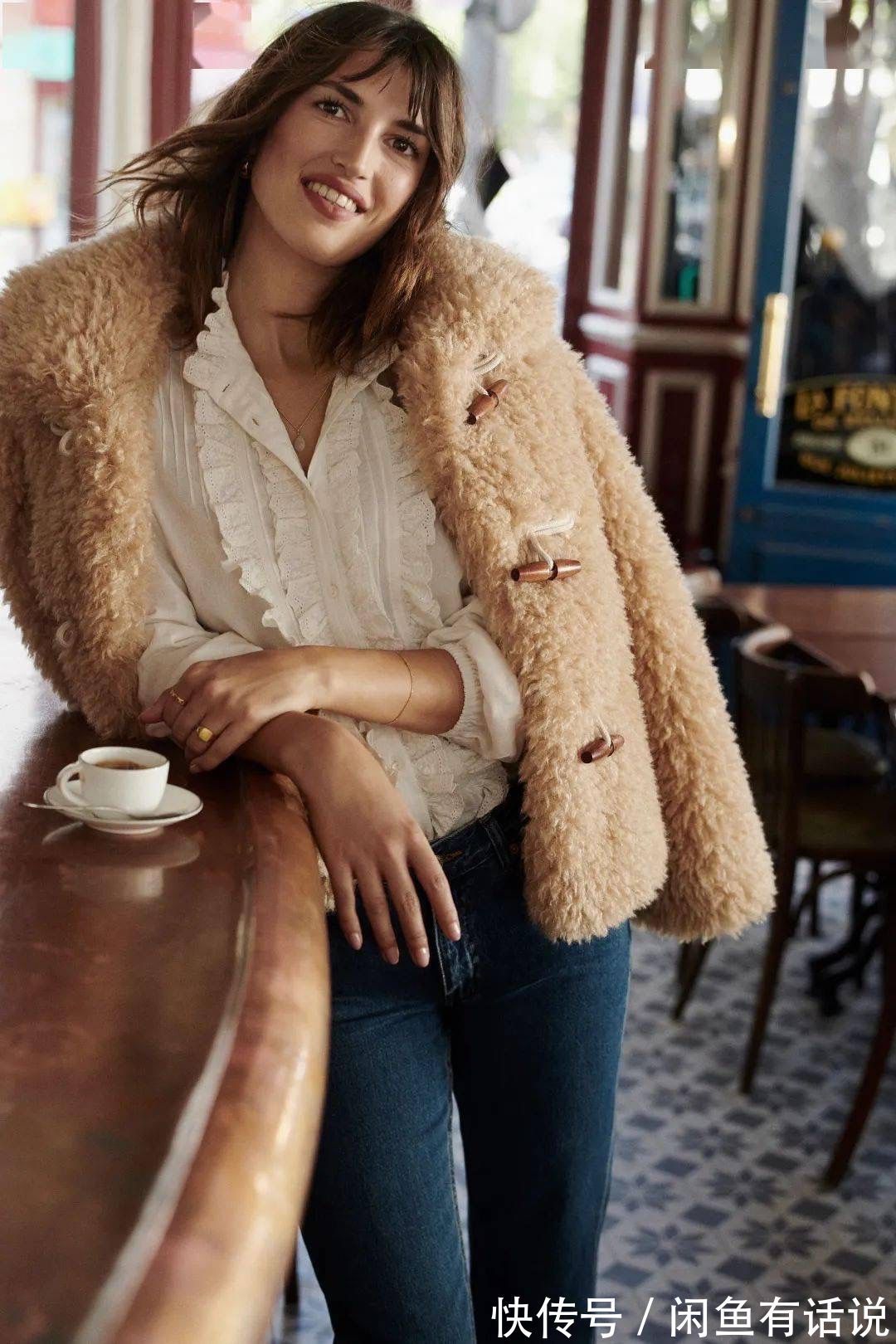 面料 今年的大衣流行带“毛毛”,穿着保暖又显贵,女人上了年纪也能穿