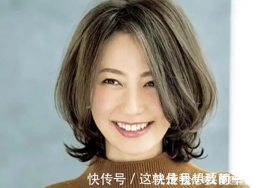 烫发 55岁左右的女人,还在留长直发吗,建议烫这几种发型,优雅好看