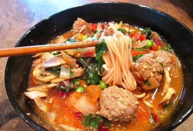 好吃|肉丸和面条一起做,原来这么好吃,我家一周吃5次,上桌汁都不剩