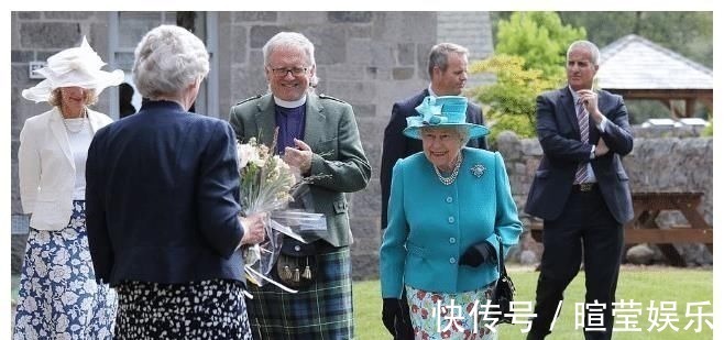 大红唇 伊丽莎白又开始打扮了!蓝色印花裙涂着大红唇营业,这是95岁吗?