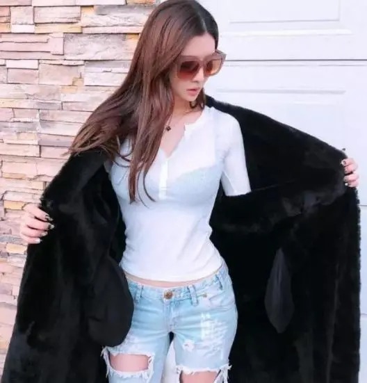 牛仔裤让美女更具俏皮感,尽情演绎青春美