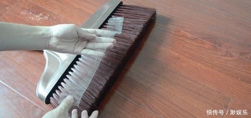 扫把上粘满了头发,试试这个方法,不脏手又方便,邻居见了纷纷学