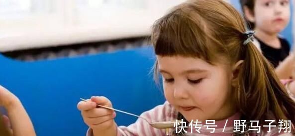 积食|3件事件件像“石头”,压垮娃脾胃,教你1招,强健脾胃清积食