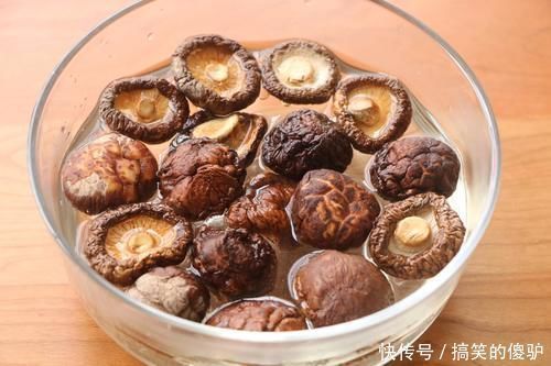 比包子馒头还好吃，外皮有嚼劲，馅料满满，一次吃3个都不过瘾！