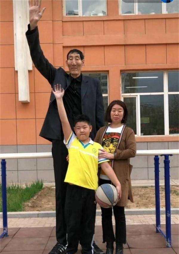 鲍喜顺|“中国第一巨人”鲍喜顺56岁娶妻，不听劝阻生下孩子，现状如何？