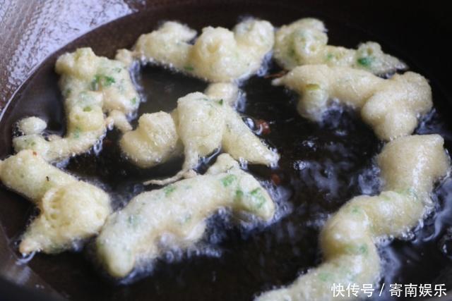 面糊|可以和油条媲美的早餐,面粉挤一挤炸一炸,香酥脆爽