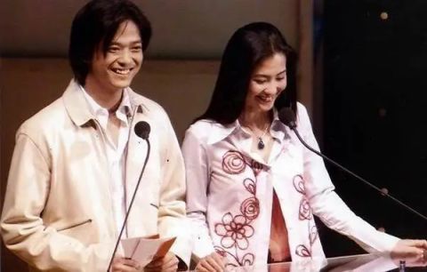 单亲、离婚、困境，《逆光》唱哭背后，那英胡静杨钰莹张柏芝王鸥的坎坷人生