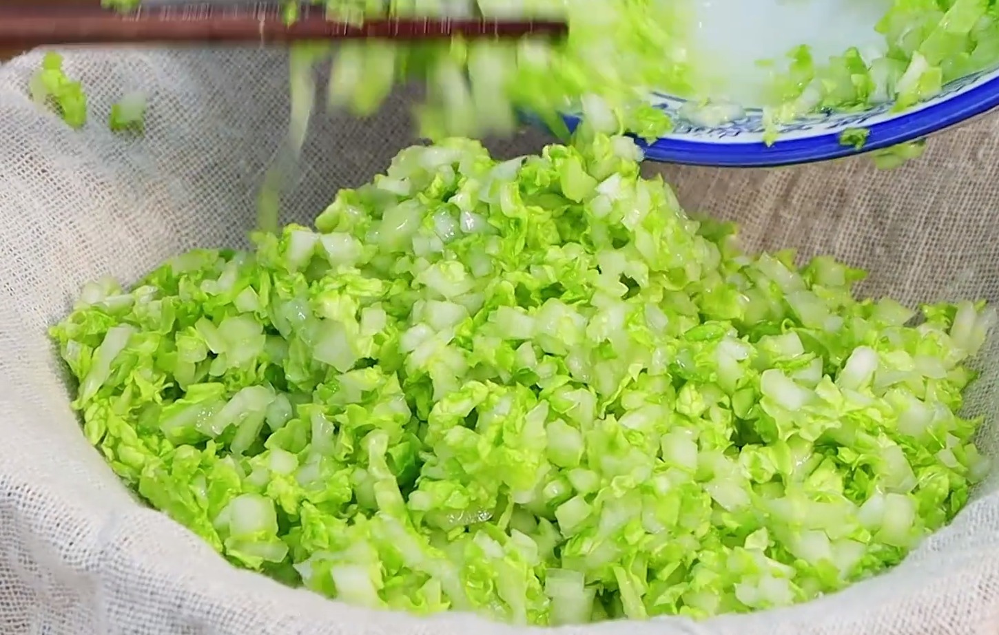 白菜饺子怎么调馅才好吃教你一个小技巧，鲜香多汁，至少吃2盘