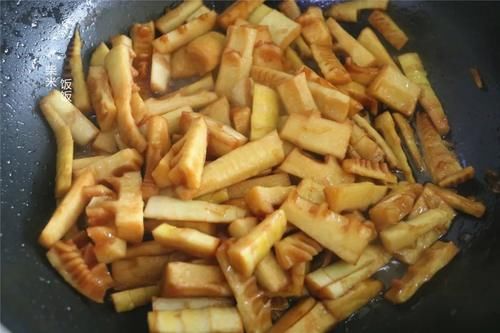 三月这菜正上市，虽然价格贵，但是简单一炒就好吃，遇到我必买