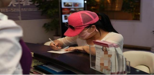 现状|花400多万做200次整容手术的“红粉宝宝”,现状让令人唏嘘