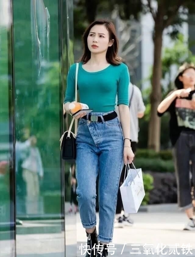 女士 女人过了40岁,跟着穿直筒牛仔裤,时髦减龄又显气质